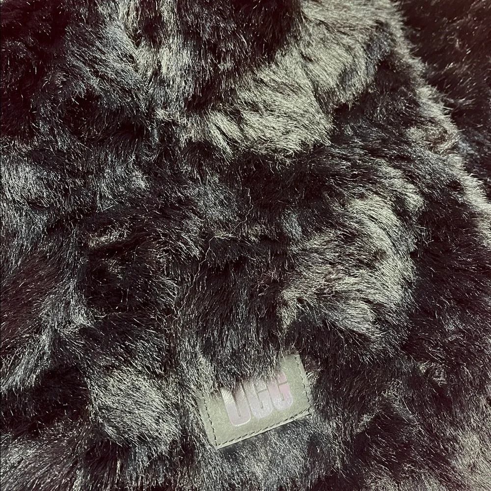 UGG Faux Fur Pull Thru Elegant Black Faux Fur Scarf New